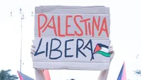 Roma, partito il corteo per Gaza: "Blocchiamo tutto, Palestina libera"