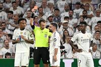 Carvajal, follia in Champions: testata al portiere del Marsiglia e rosso diretto per il capitano del Real - Video