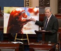 "I gamberi ti fanno diventare Alien", l'allarme del senatore Kennedy - Video