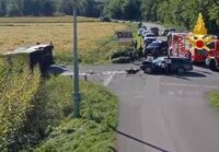 Scontro tra auto e scuolabus con 30 bambini a bordo, 5 feriti