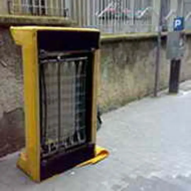 Sul marciapiede di via dei Mille spunta il divano letto