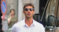 Stefano De Martino derubato dell'orologio con il trucco dello specchietto a Milano