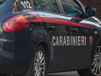 Ruba auto mascherato da Gigi D'Alessio, arrestato 26enne