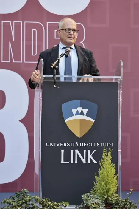 Gualtieri: "Voi giovani dovete riportare civiltà democratica nel dibattito del futuro"