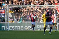 Bologna-Genoa 2-1, decide Orsolini su rigore: rimonta (con Var) al Dall'Ara