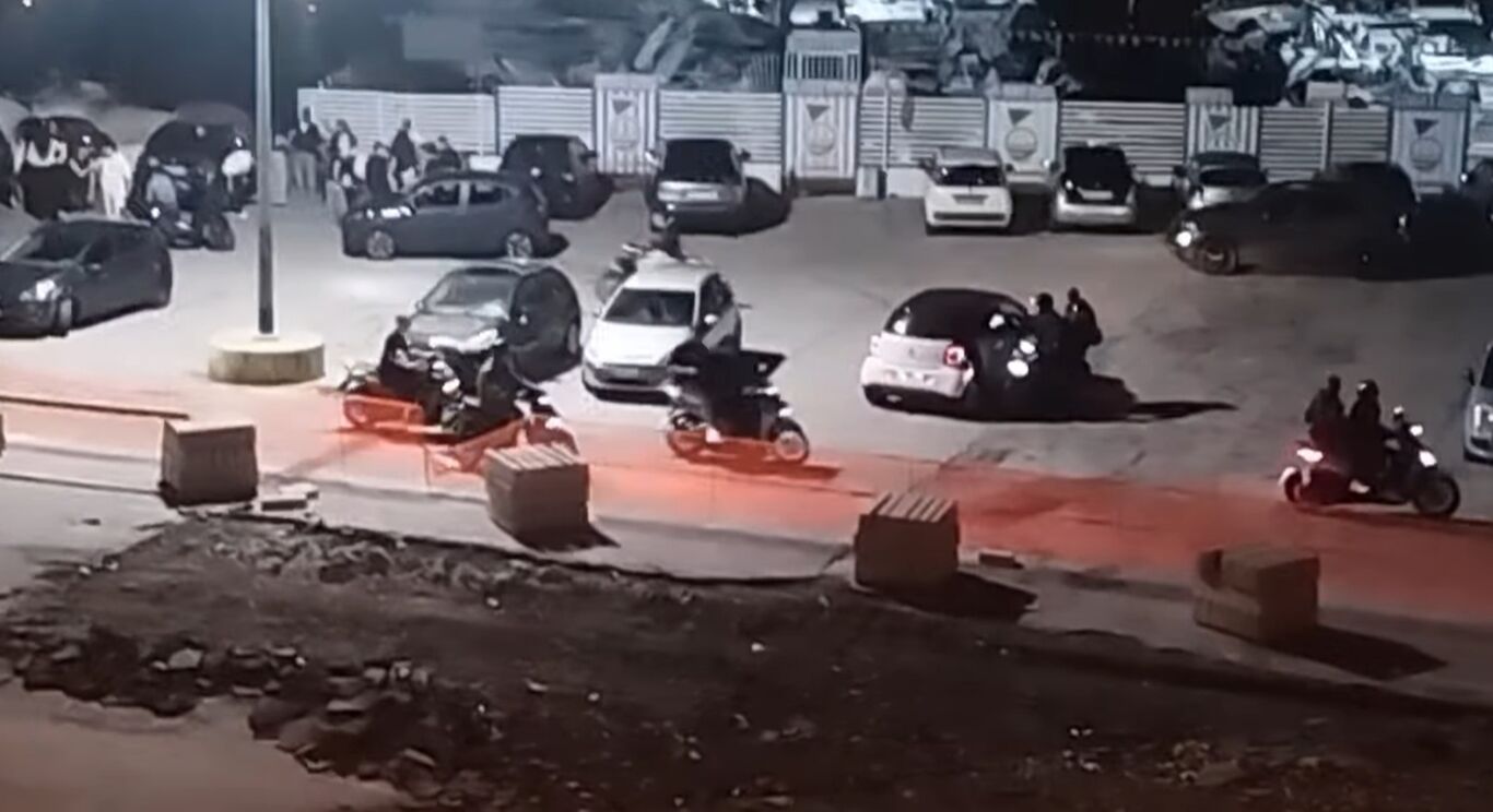 Torre Annunziata- La darsena dei pescatori trasformata in pista per moto.     Il Video
