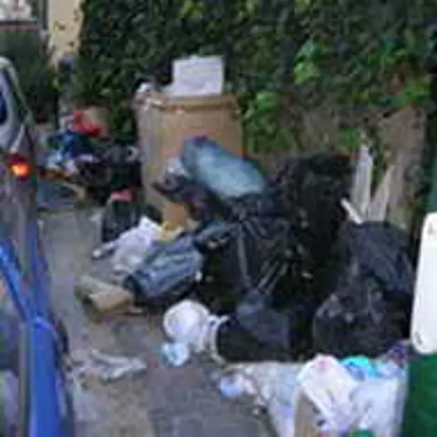 Via De Gennaro, una discarica al centro della città