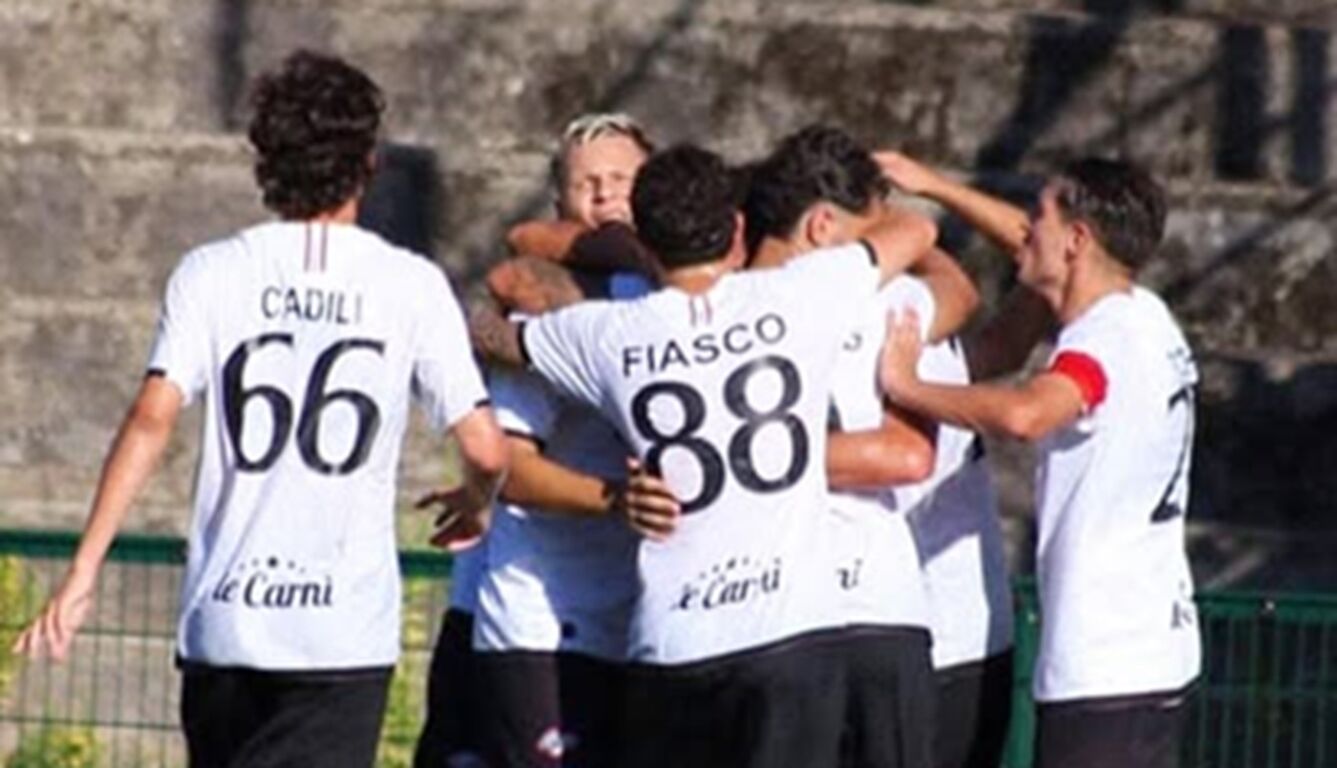 Torre Annunziata - Il Savoia debutta al Giraud e rifila quattro gol al Paternò (4-1)