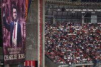 Trump e Vance arrivati ai funerali di Kirk, accolti da cori e applausi