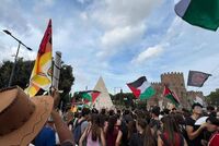 Lo sciopero per Gaza nelle piazze, da Genova a Torino manifestazioni in tutta Italia