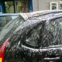 Forte vento, cade un cornicione e colpisce un´auto