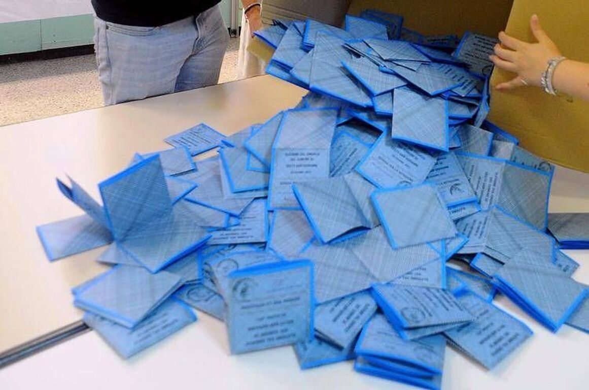 Sondaggio politico, Fratelli d'Italia cala e Pd fermo