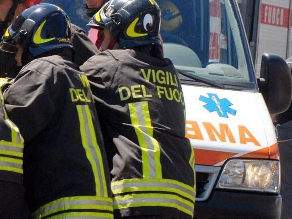Fa giardinaggio e cade su inferriata che gli si conficca nel braccio
