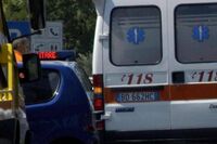 Scende dall'auto in panne sull'autostrada e viene travolto e ucciso