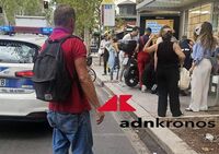 Paura vicino alla sinagoga di Roma, una moto si schianta sulla pensilina del bus: ferita un'anziana