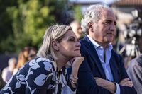 Simona Ventura e il marito perseguitati dallo stalker: "Minacciati di morte in 200 messaggi"