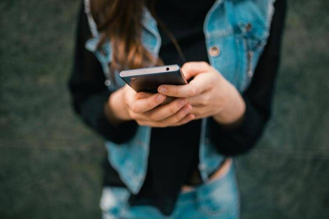 Drogata e violentata, poi video nella chat di classe: a processo due minori