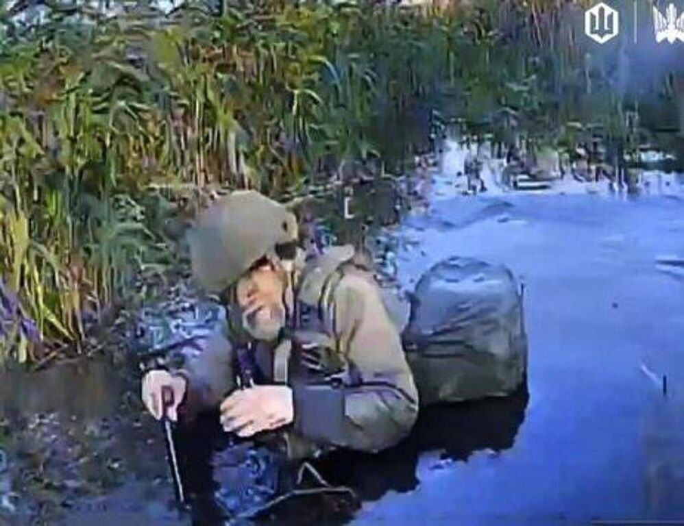 Ucraina-Russia, la foto del soldato col bastone: "Putin manda anziani in guerra"