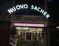 "Netanyahu criminale pazzo": lo striscione al Nuovo Sacher, il cinema di Nanni Moretti