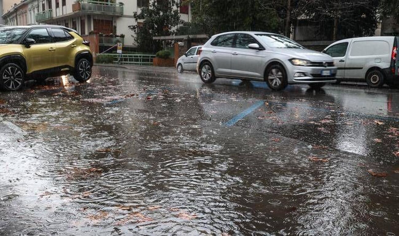 Maltempo, allerta arancione in Lombardia oggi: piogge e temporali al Sud