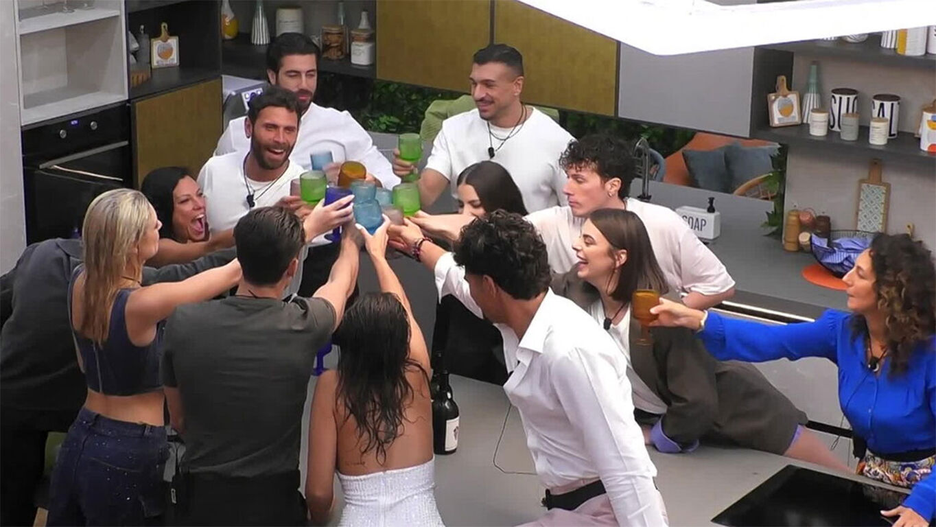 Grande Fratello, la confessione di una concorrente spiazza: "Faccio la doccia una volta al mese!"