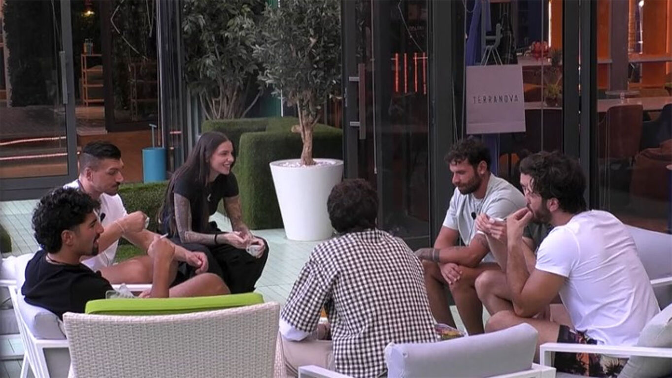 Grande Fratello, sospetti sul primo flirt in corso: “È tutta una mossa per le clip”