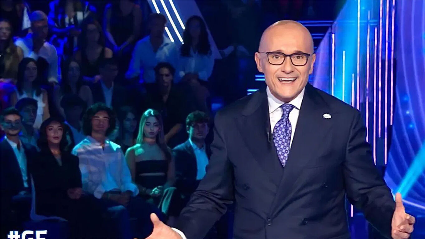 Alfonso Signorini: "Ero stanco di fare il Grande Fratello". Poi annuncia: "Io e Paolo ci sposiamo"