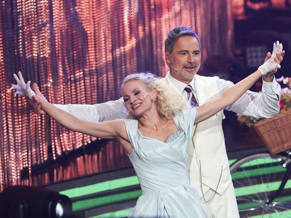 Beppe Convertini replica a Lucarelli: "Io figlio di due persone medie straordinarie"