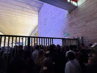 "Giù le mani dalla Flotilla", manifestanti pro Pal bloccano stazione centrale a Napoli. A Roma Termini accessi contingentati