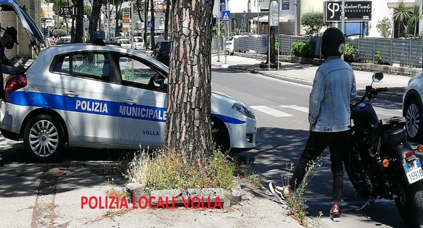 Volla - Autotrasportatore tenta la fuga al posto di controllo: inseguito e sanzionato