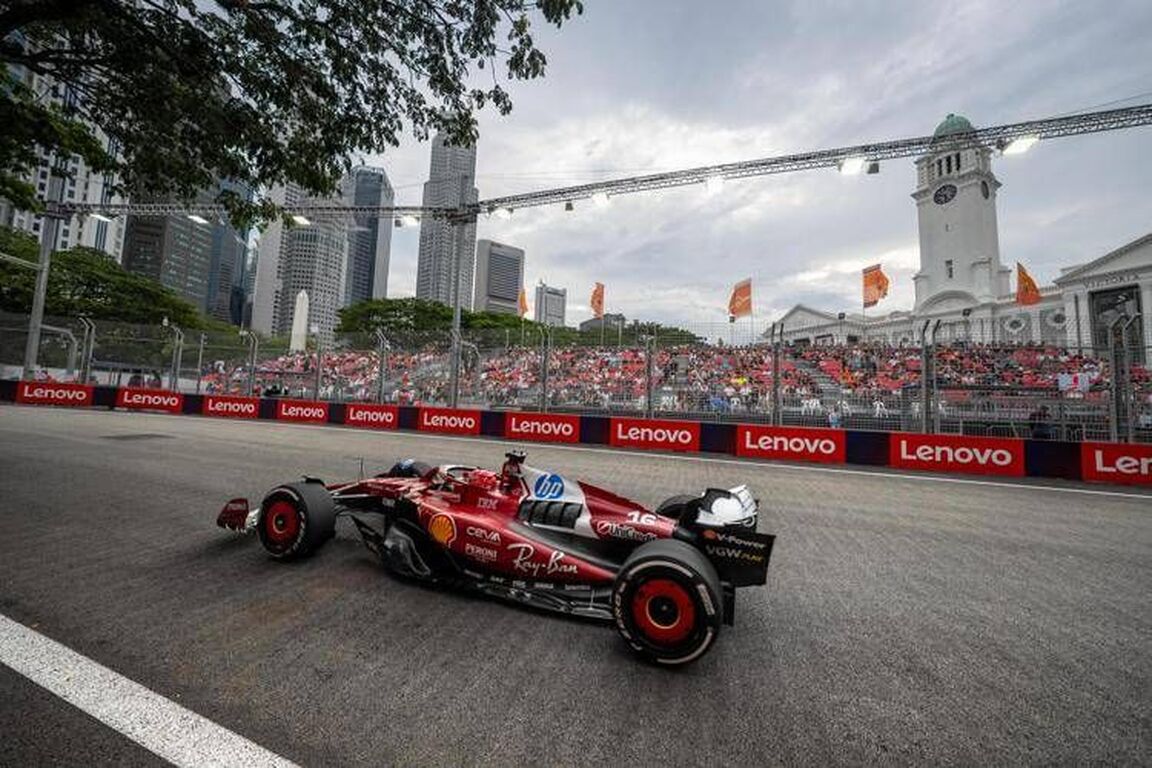 Ferrari, che confusione a Singapore: Leclerc 'spinge' Norris a muro in pit lane - Video