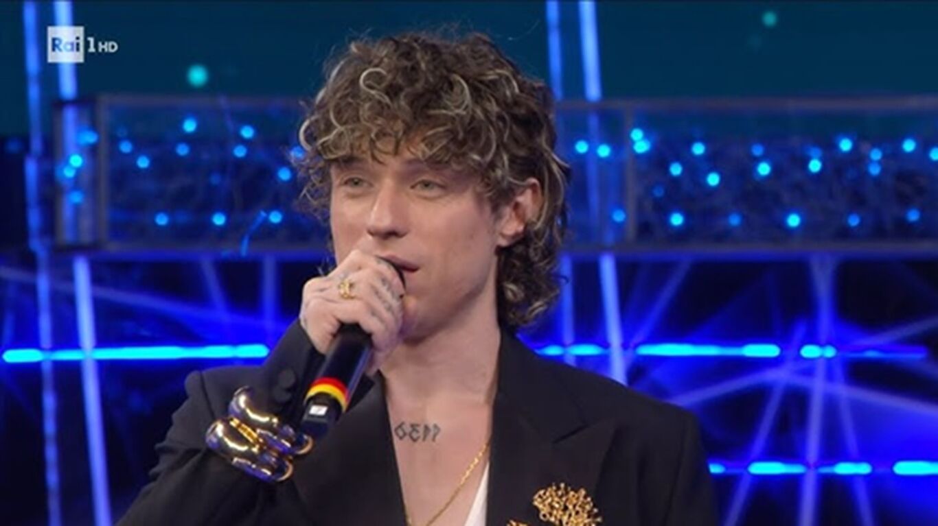 Irama esce allo scoperto, la sua nuova fiamma è un'ex allieva di Amici (Video)