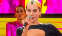 Tale e Quale Show, Antonella Fiordelisi “legnosa” e stonata: la giuria stronca l'imitazione di Dua Lipa