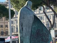 Roma, imbrattata la statua di Papa Giovanni Paolo II con falce e martello e la scritta 'fascista'