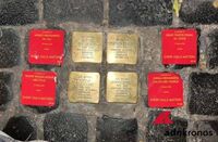 Roma, adesivi rossi con i nomi dei morti di Gaza accanto alle pietre d'inciampo