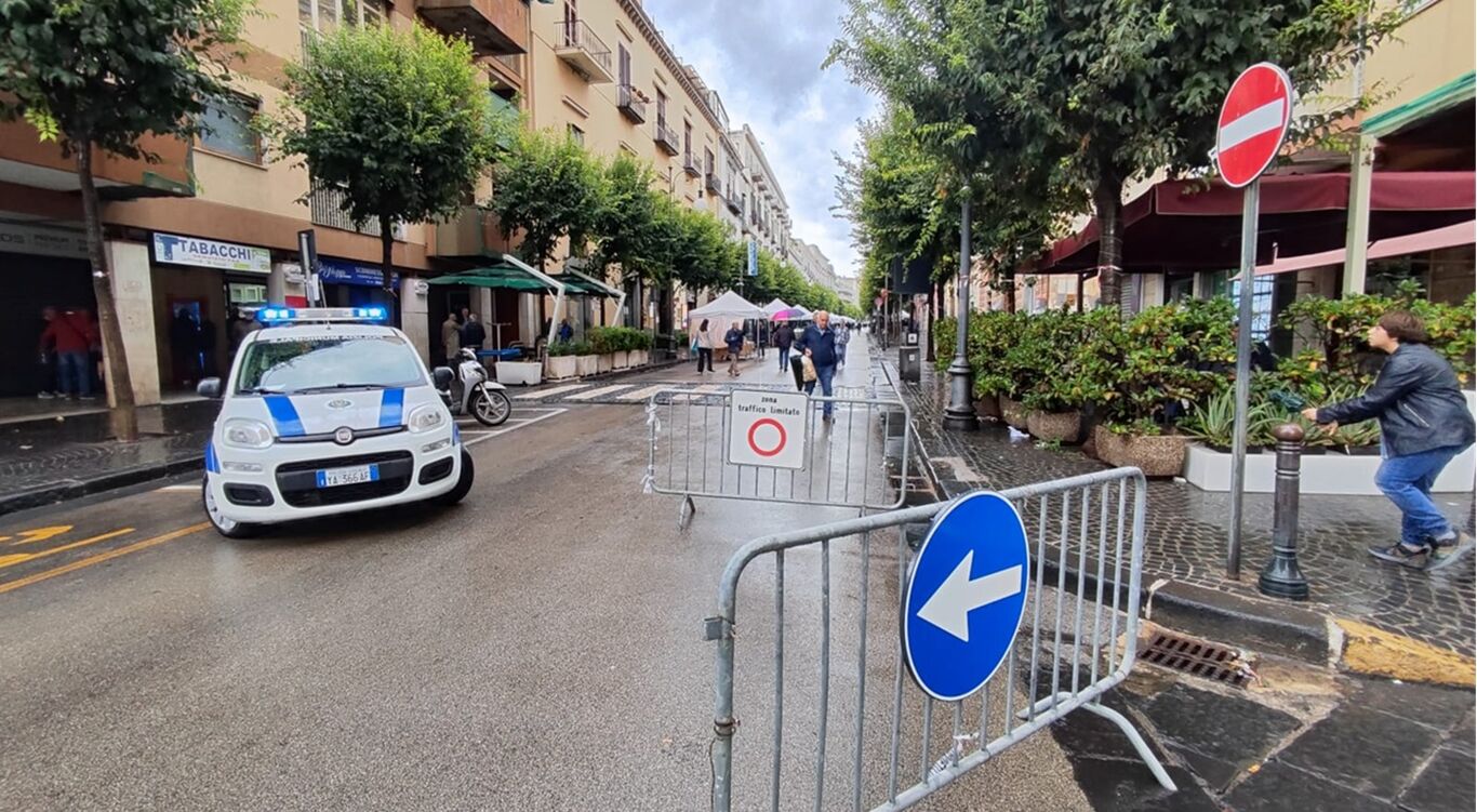 Torre Annunziata - Mercato della Terra sotto la pioggia battente, corso Umberto deserto