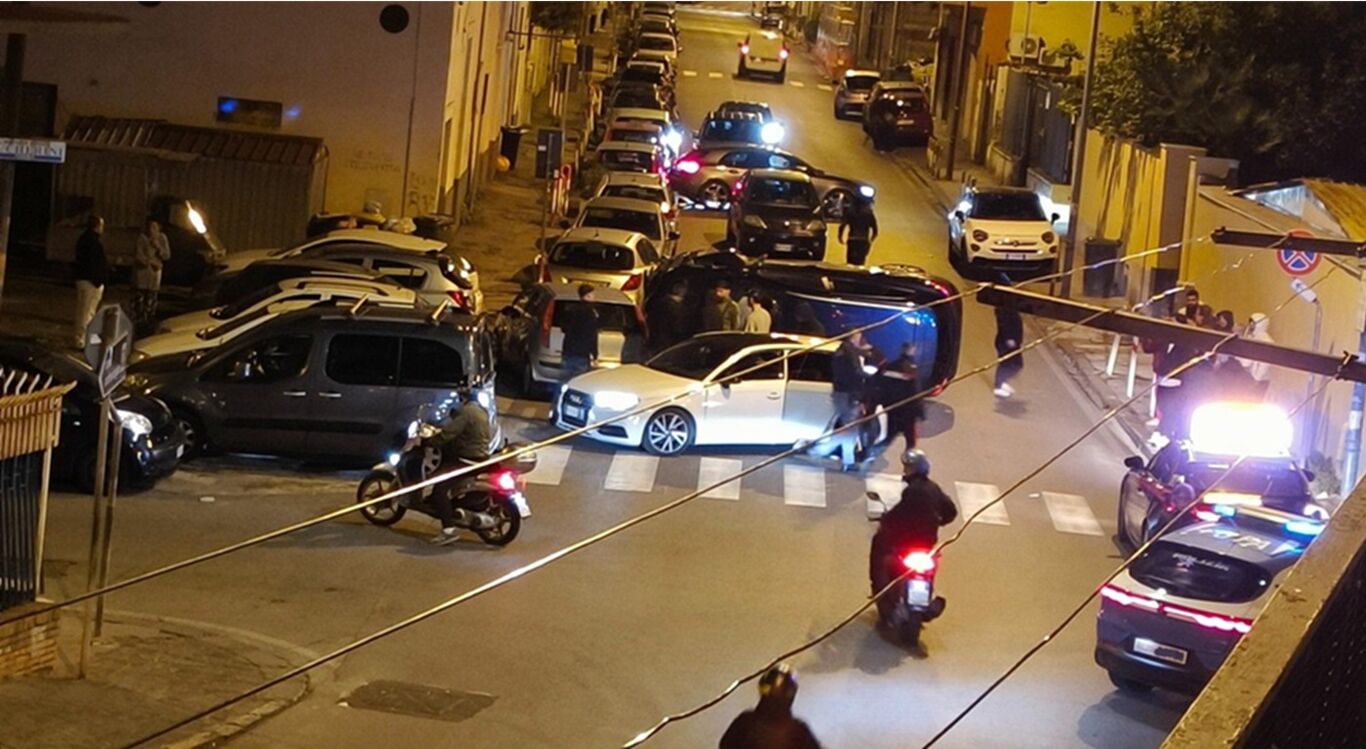 Auto si ribalta nella notte a Torre Annunziata: madre e tre bambini salvi