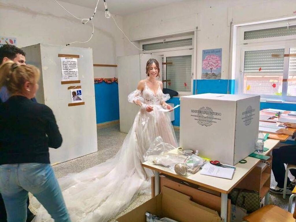 Calabria, al seggio in abito nuziale nel giorno del sì: la foto diventa virale
