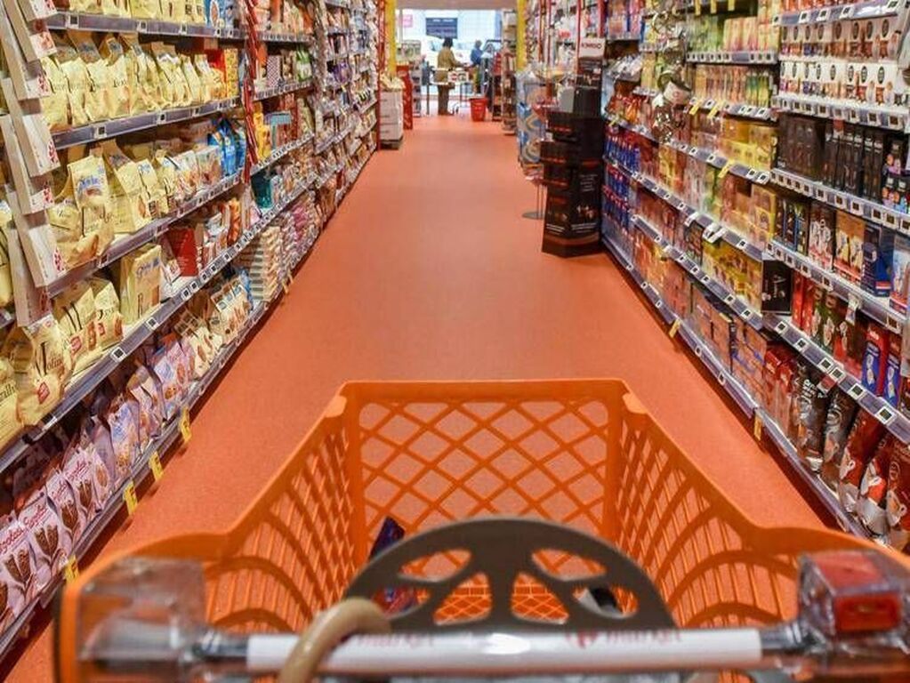Consumi, spesa famiglie stabile nel 2024: ma una su tre taglia quella alimentare