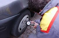 Auto, scatta il cambio gomme invernali 2025 ma occhio al fai da te