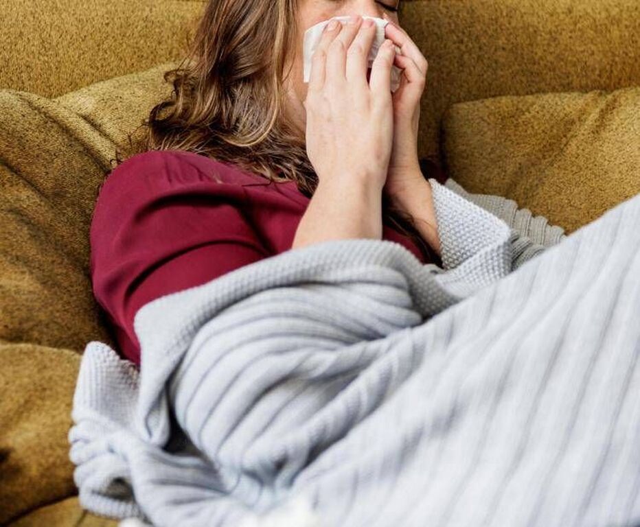 Influenza, Pregliasco: "Colpirà 16 milioni di italiani con picco a Natale, vaccinarsi subito anche per Covid"