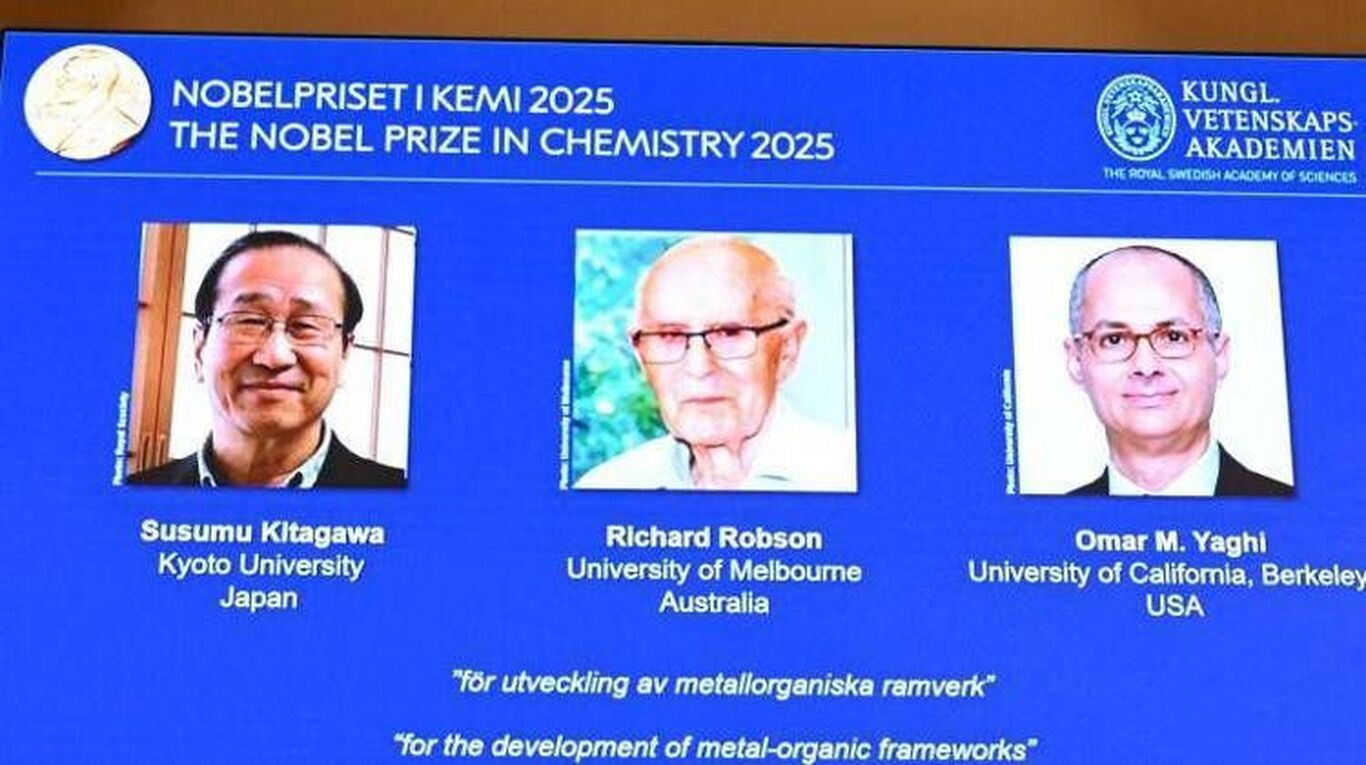 Nobel per la chimica a Kitagawa, Robson e Yaghi: hanno raccolto l'acqua dall'aria del deserto