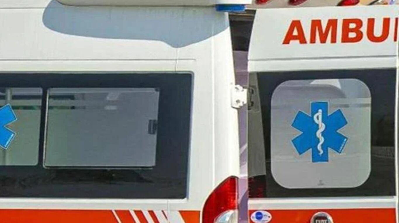 Ufficiale giudiziario bussa per sfrattarlo, lui si getta da sesto piano: morto 71enne