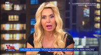 Valeria Marini piange a La Vita in Diretta: "Voglio fare pace con mia madre"