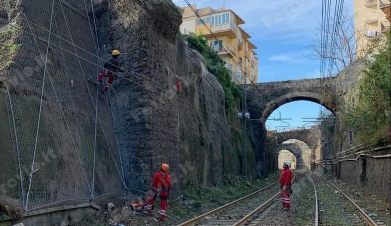 Interruzione tratta ferroviaria Torre Annunziata-Santa Maria la Bruna: la protesta dei pendolari