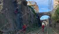 Interruzione tratta ferroviaria Torre Annunziata-Santa Maria la Bruna: la protesta dei pendolari