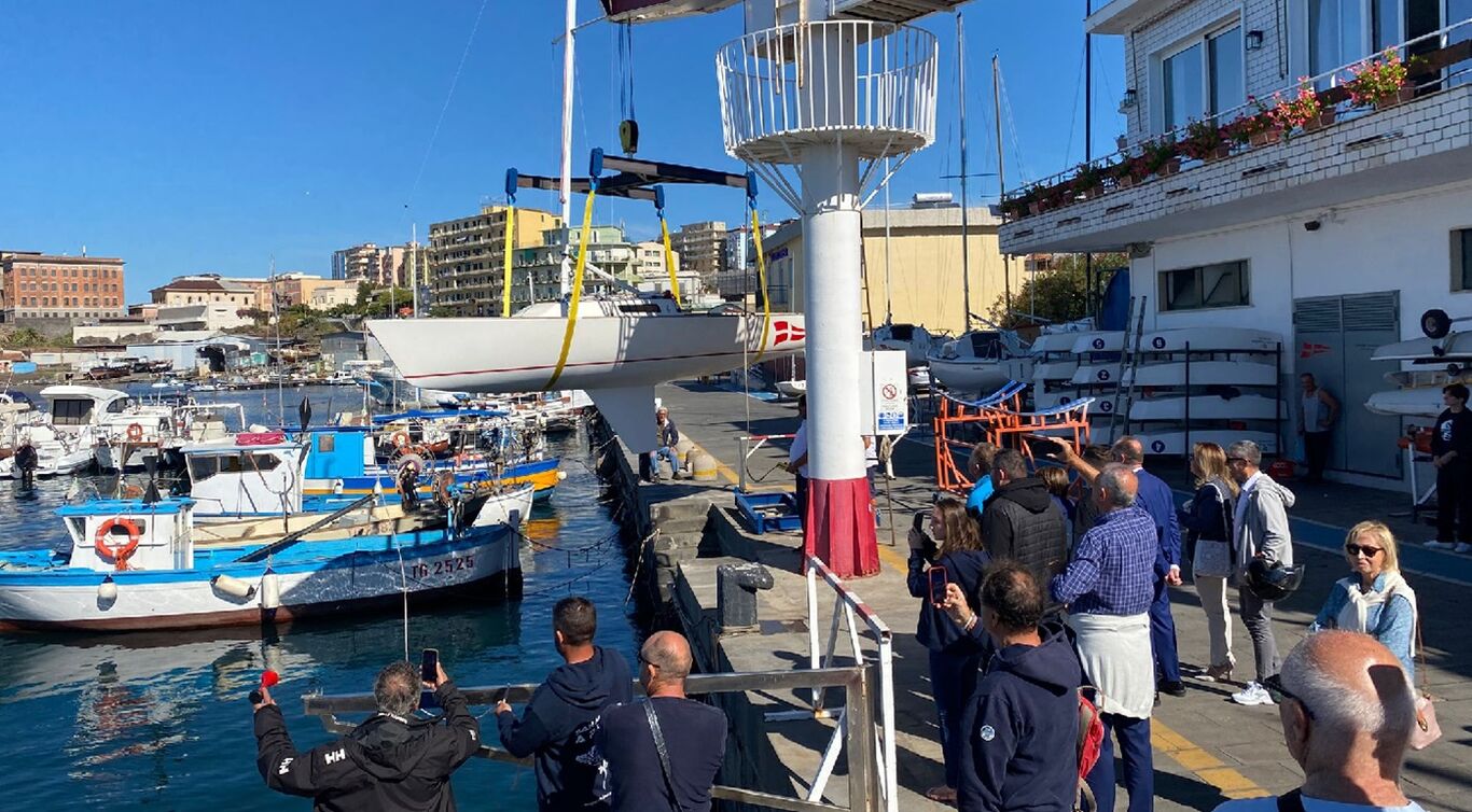 Torre del Greco- Il Circolo Nautico vara la nuova barca “Portosalvo”