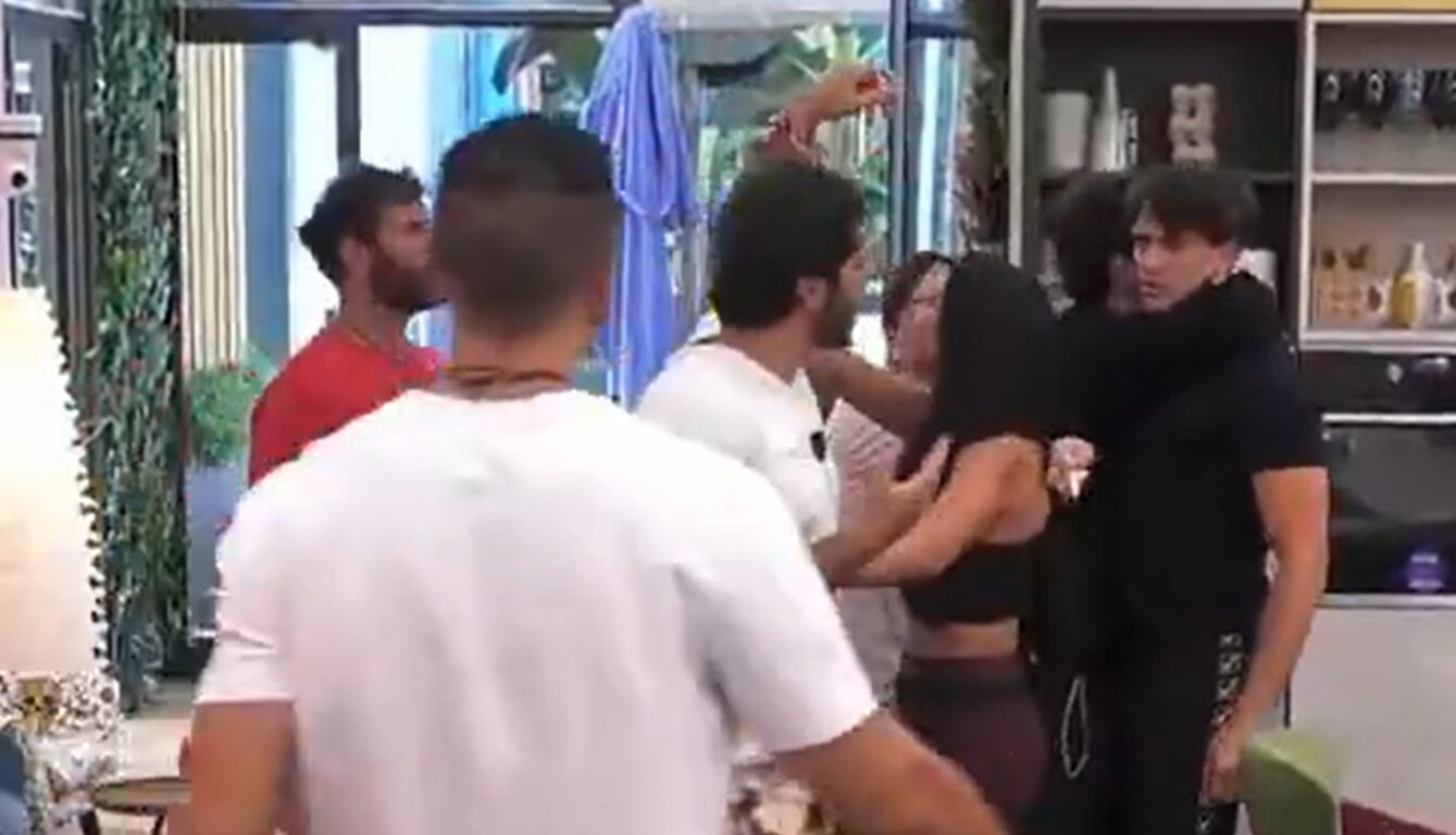 Grande Fratello, rissa sfiorata tra Omer Elomari e Jonas Pepe (e la regia censura): cos'è successo (Video)