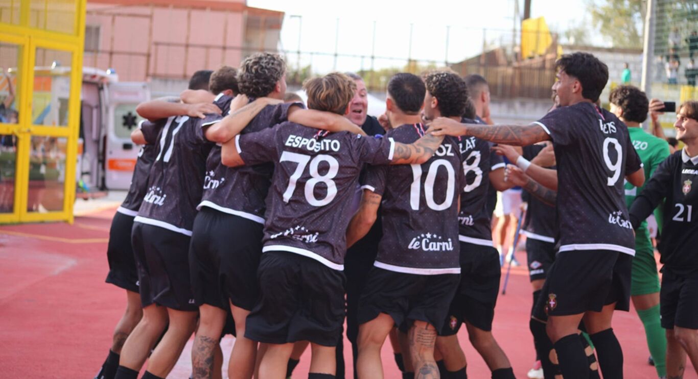 Torre Annunziata - Il Savoia batte il Castrumfavara (1-0) e vola in testa alla classifica
