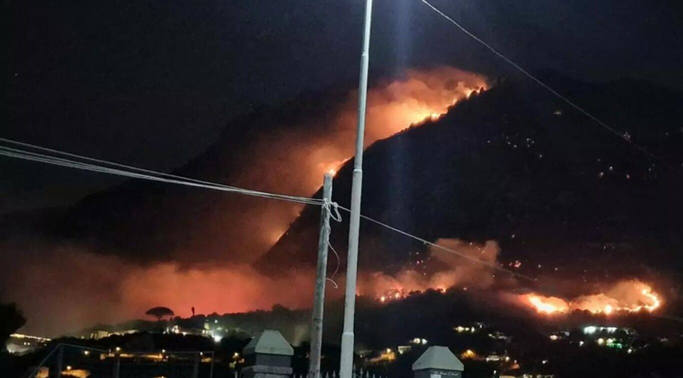 Ischia - Nuovo incendio a Serrara Fontana: abitazioni evacuate per precauzione